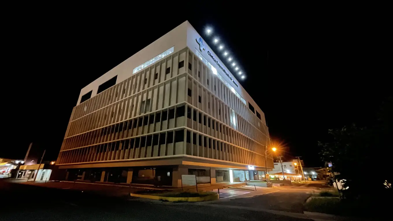 Edificio Medical Plaza iluminado de noche